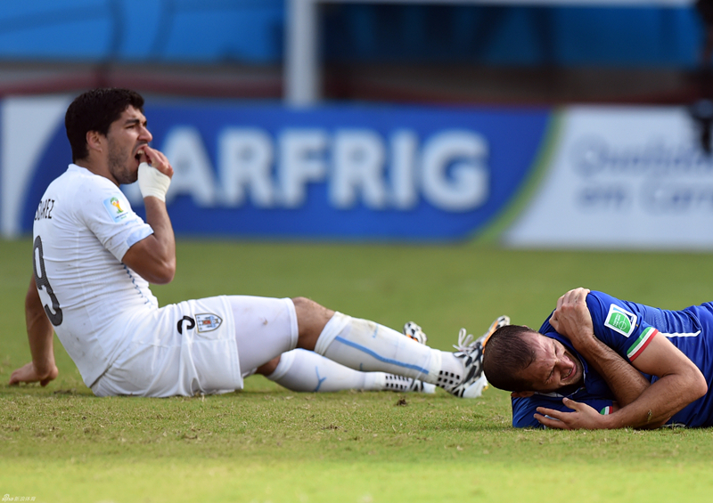 Luis Suárez vuelve a morder a un rival: esta vez su víctima fue el italiano Chiellini