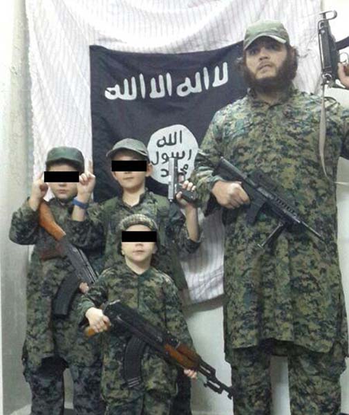 Yihadista obsequia a su hijo de 7 a?os la cabeza de un soldado y cuelga foto en Twitter