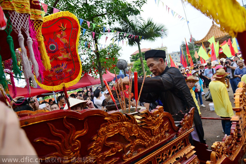 Los Jing ofrendan incienso al dios del mar. 5 de julio de 2014. [Foto/IC]