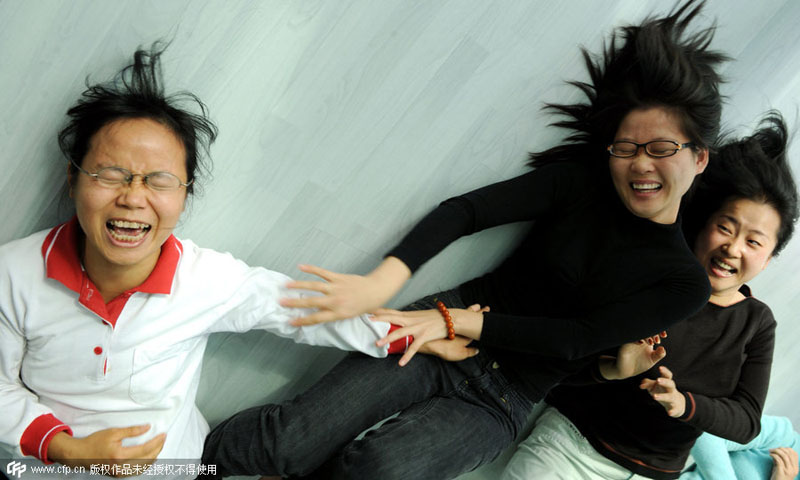 Compa?eras en el “club de la risa” se divierten para aliviar el estrés del trabajo en Xiamen, provincia de Fujian, el 25 de diciembre de 2012. [Foto / PPC]