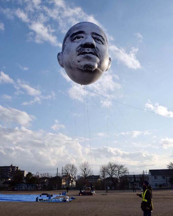 Aparece en el cielo japonés un gigante globo de ¨cara de tío¨