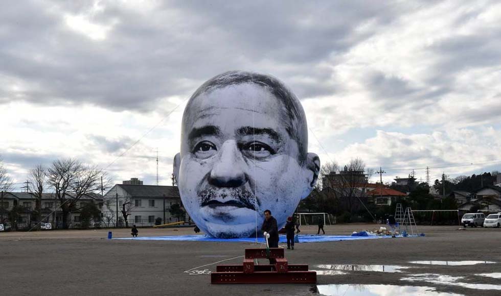 Aparece en el cielo japonés un gigante globo de ¨cara de tío¨