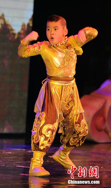 Zhao Zhenghui es un ni?o chino de 9 a?os. Dentro de un espectáculo titulado "PANDA" realiza una exhibición de Kong Fu de Shaolin en Las Vegas, Estados Unidos. (Foto: CNS/Mao Jianjun)