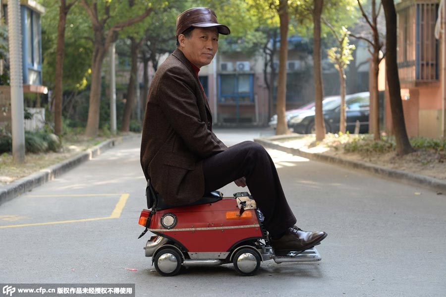Xu Zhiyun conduce su mini coche fabricado a sí mismo en Shanghai, el 24 de diciembre de 2014. [Foto/CFP]