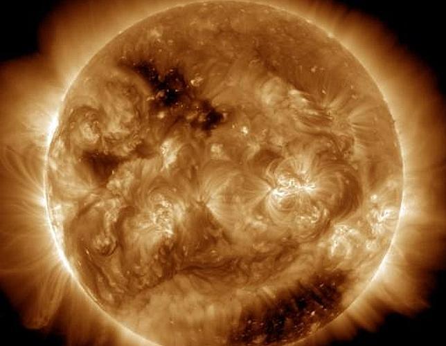 El Sol comieza el a?o con un enorme agujero