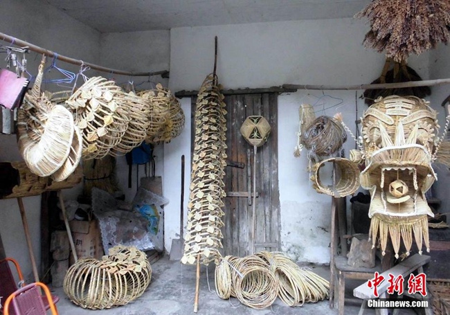 Un hombre crea un dragón con 83.600 trozos de paja
