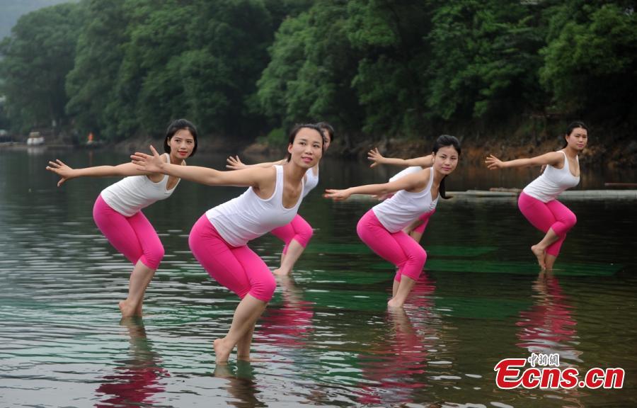 Practicantes de yoga bailan sobre el agua