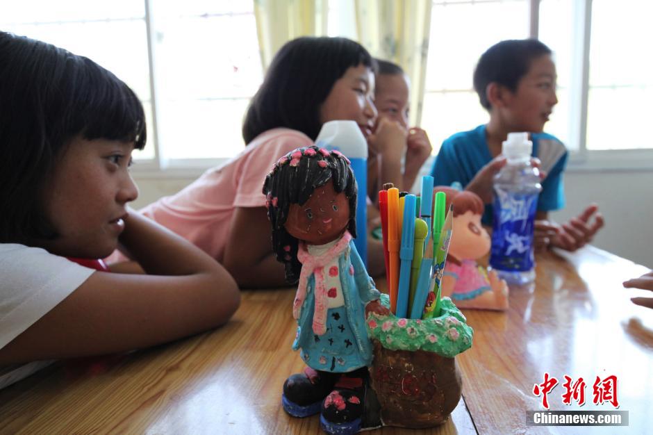 Una espa?ola cuida a siete huérfanos en Liangshan