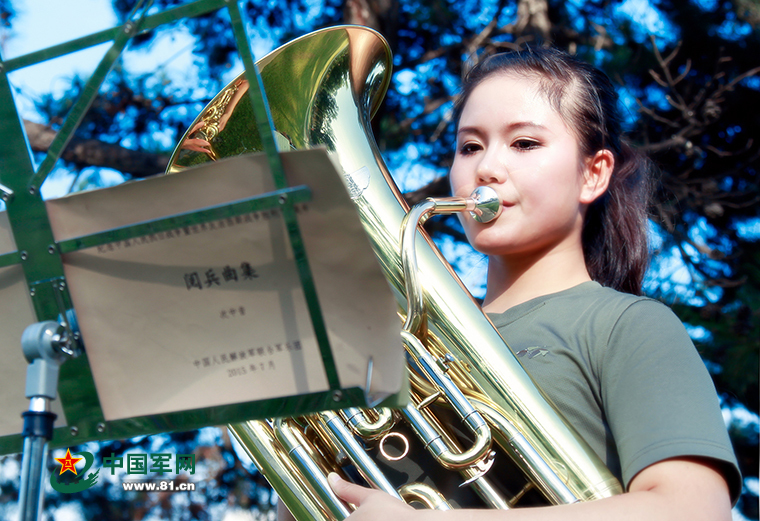 Las bellas artistas en la banda militar para el desfile del Día de Victoria