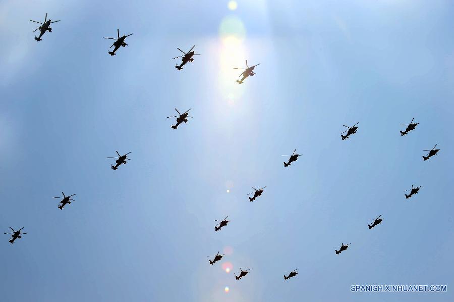 Aviónes en desfile de Día de la Victoria
