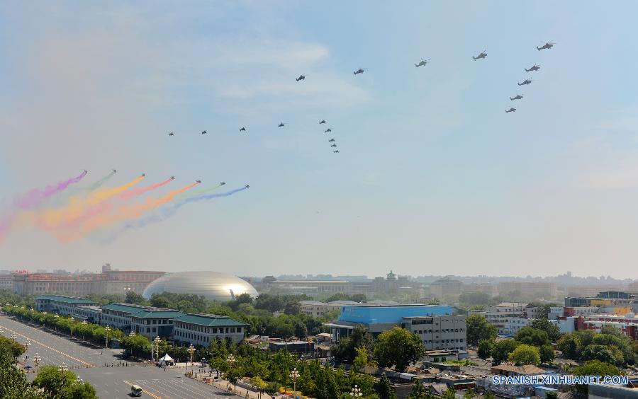 Aviónes en desfile de Día de la Victoria