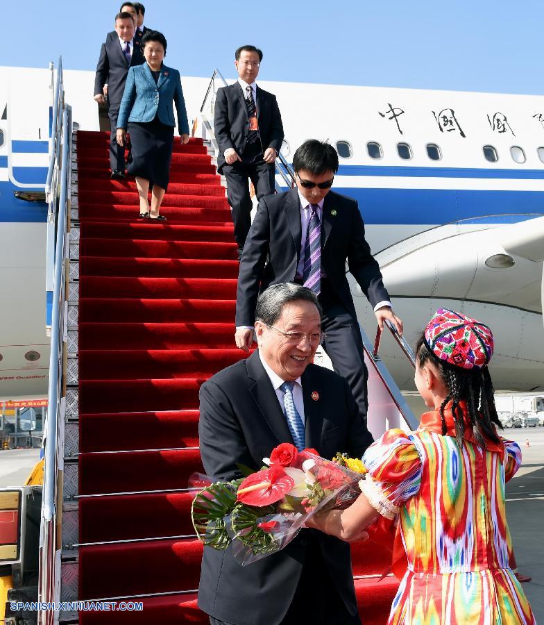 Funcionarios de gobierno central chino llegan a Xinjiang para 60° aniversario de autonomía