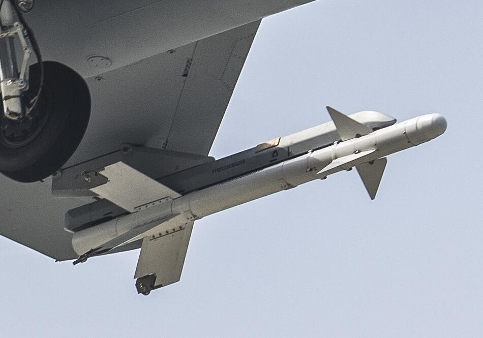 Avión de combate J-10B desarrollado por China realiza prueba de vuelo