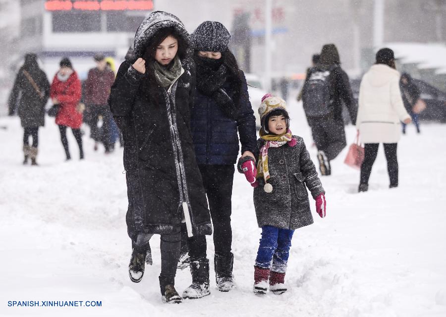 Fuerte nevada afecta a tráfico aéreo en aeropuerto de noroeste de China