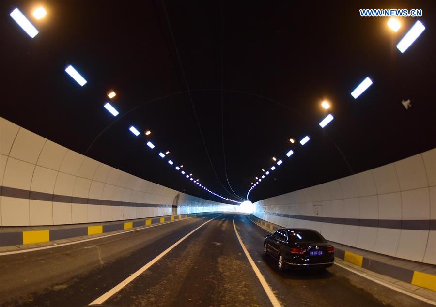 Abre al tráfico el túnel bajo un lago más grande de China