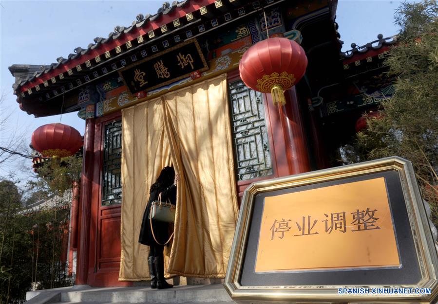 La foto tomada el pasado 15 de enero del a?o 2014 muestra un restaurante cerrado que solía ser famoso y se situaba en un parque popular en la ciudad de Beijing.  
