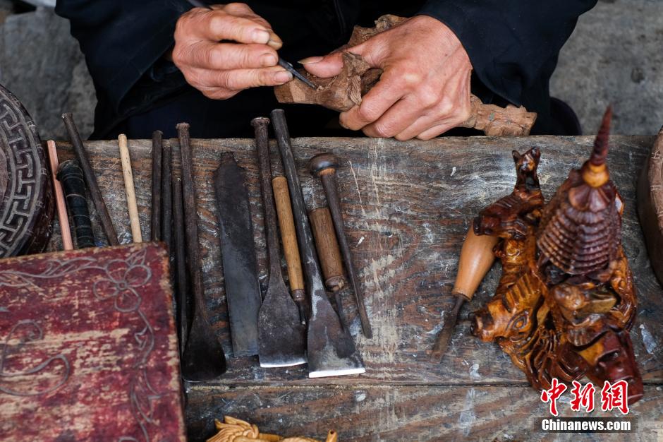 La vida de un maestro de la talla en madera