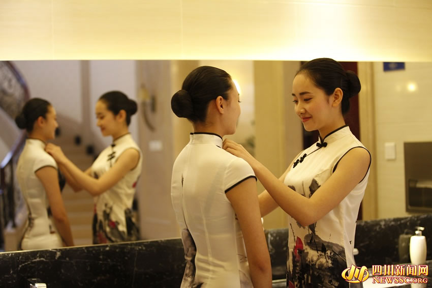 Hermosas damas concursan en qipao para lograr ser azafatas