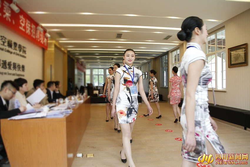 Hermosas damas concursan en qipao para lograr ser azafatas
