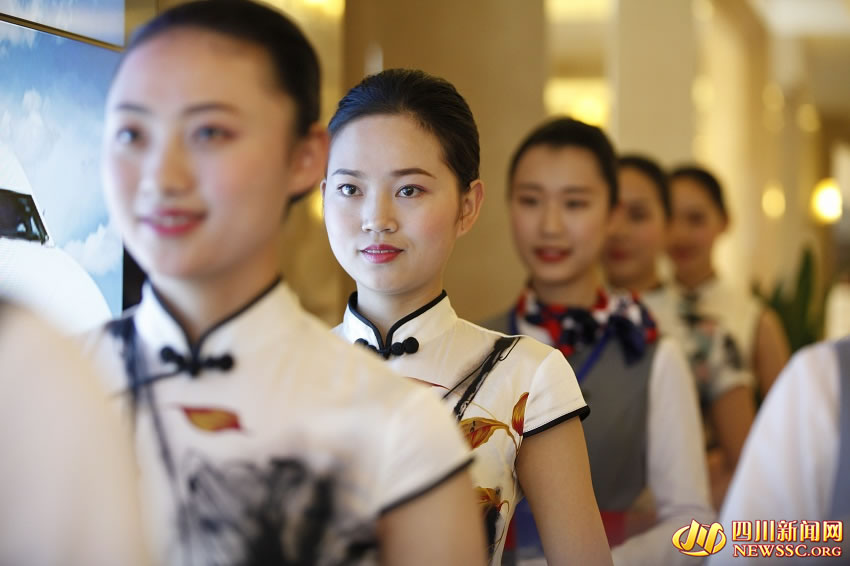 Hermosas damas concursan en qipao para lograr ser azafatas