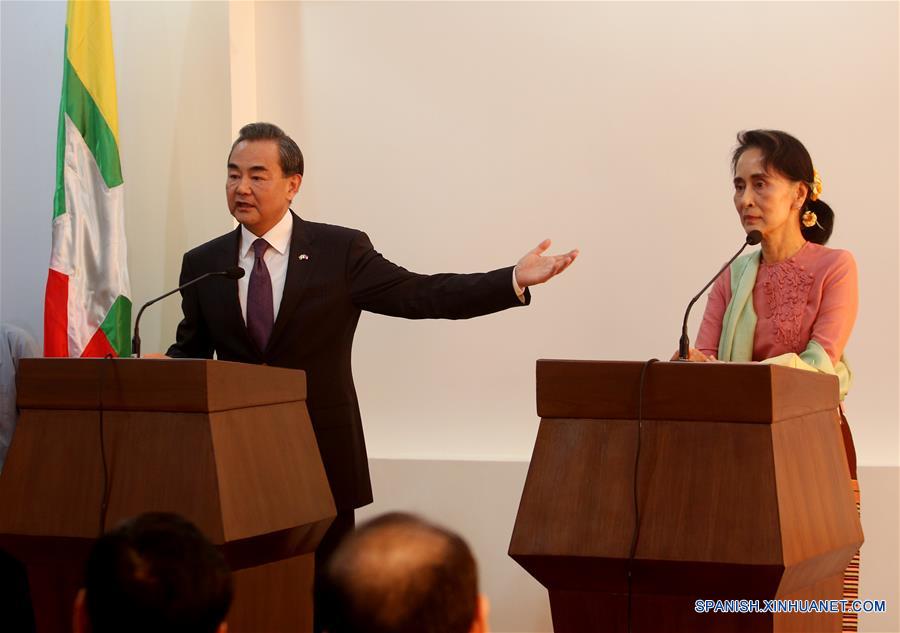 El ministro de Relaciones Exteriores de China, Wang Yi, participa en una conferencia de prensa conjunta con su homóloga de Myanmar, Aung San Suu Kyi al término de su reunión en el Ministerio de Asuntos Exteriores en Nay Pyi Taw, Myanmar, el 5 de abril de 2016. (Xinhua/U Aung)