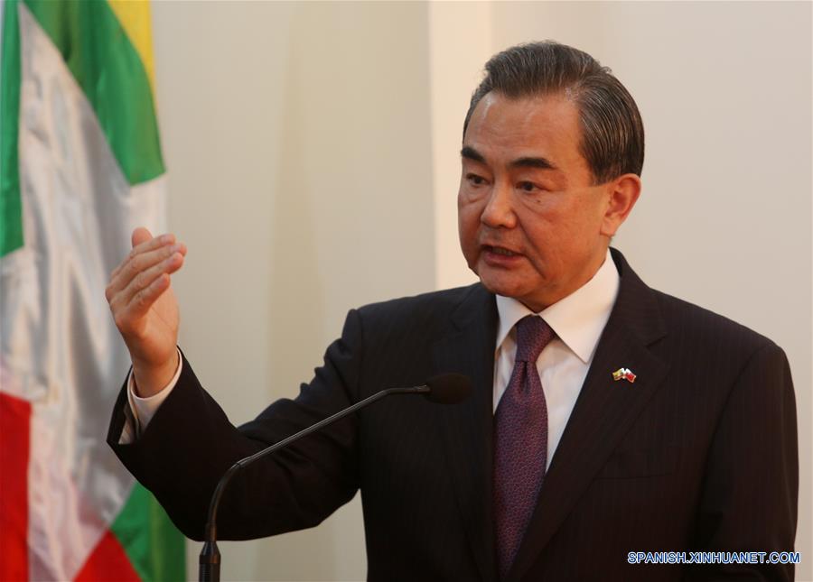 El ministro de Relaciones Exteriores de China, Wang Yi, participa en una conferencia de prensa conjunta con su homóloga de Myanmar, Aung San Suu Kyi al término de su reunión en el Ministerio de Asuntos Exteriores en Nay Pyi Taw, Myanmar, el 5 de abril de 2016. (Xinhua/U Aung)