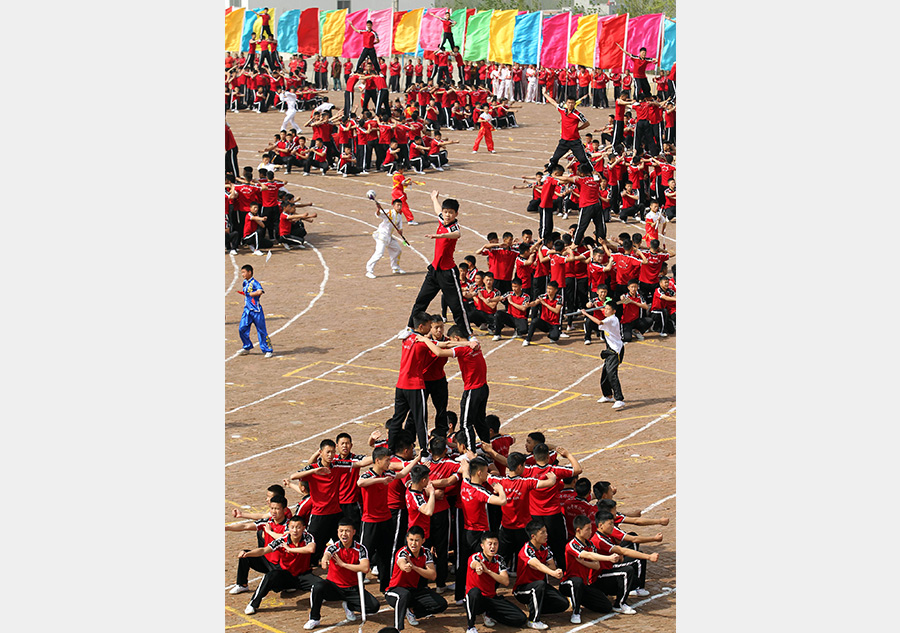 26.000 estudiantes de Kungfu forman impresionantes figuras