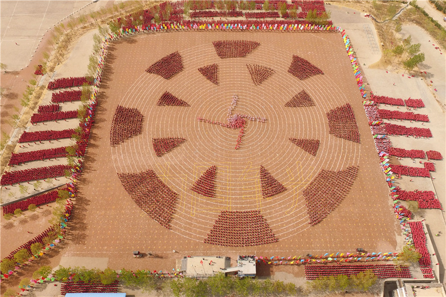 26.000 estudiantes de Kungfu forman impresionantes figuras