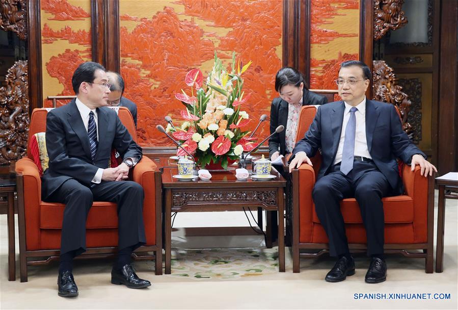 Las relaciones China-Japón han atravesado muchos giros en los a?os recientes, y las relaciones bilaterales están mejorando sobre una base frágil, por eso los dos países deben mantener el control en la dirección correcta de las relaciones bilaterales con el debido sentido de responsabilidad, dijo el primer ministro Li Keqiang.(Xinhua\Yao Dawei)