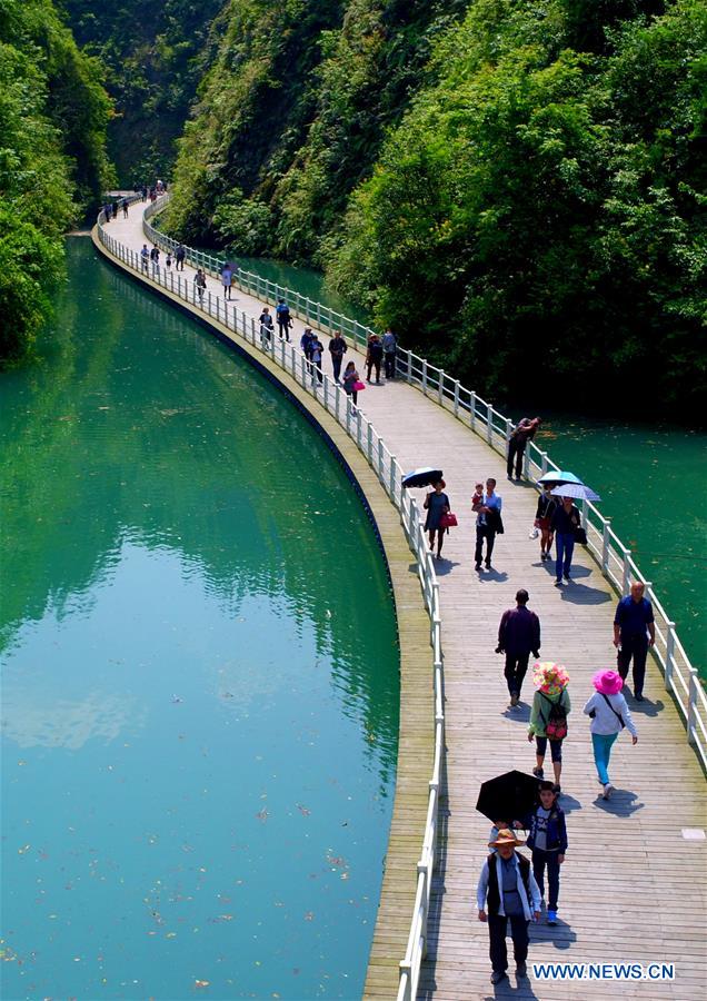 Construyen un larguísimo camino de madera sobre un río de Hubei 6