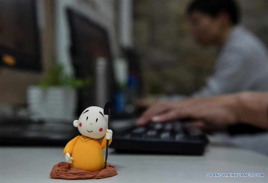 BEIJING, mayo 8, 2016 (Xinhua) -- Imagen del 22 de abril de 2016 de una figura del Monje Xian'er, un personaje de caricaturas del Monasterio Longquan, en el monasterio en Beijing, capital de China. El Monje Xian'er es un popular personaje de caricaturas creado por el maestro Xianfan para responder acertijos introspectivos de los visitantes y traerles la paz. El Monasterio Longquan está localizado al pie de la Monta?a Fenghuangling (Phoenix Ridge), en las afueras occidentales de Beijing. Primero construido en la Dinastía Liao (907-1125), el monasterio recupera la reputación al acoger la era del internet móvil. (Xinhua/Luo Xiaoguang) 