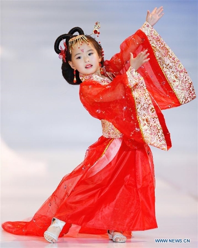 Una participante luce una creación en un concurso de mini-modelos durante la XVI Semana Internacional de la Moda de China en Qingdao, provincia de Shandong, el 14 de mayo de 2016. Más de 200 ni?os de todo el país participaron en el concurso. (Xinhua/Chen Jianli)