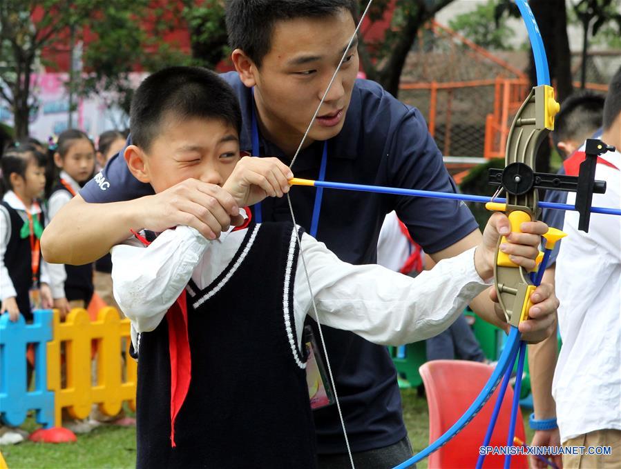 Un ni?o intenta praticar tiro con arco durante una fiesta de jardín para recibir el próximo Día del Ni?o, en el Palacio de los Ni?os del Instituto de Bienestar Infantil (CWI, por sus siglas en inglés) en Shanghai, en el este de China, el 30 de mayo de 2016. (Xinhua/Liu Ying)