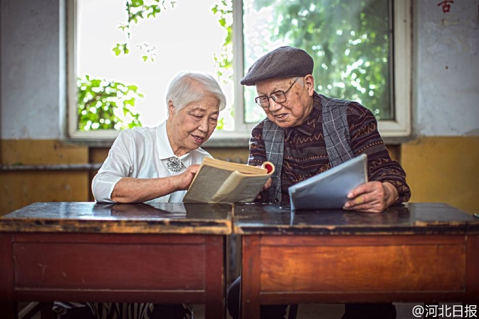 Pareja de 95 a?os celebran su 64°aniversario con una sesión de fotos a la moda