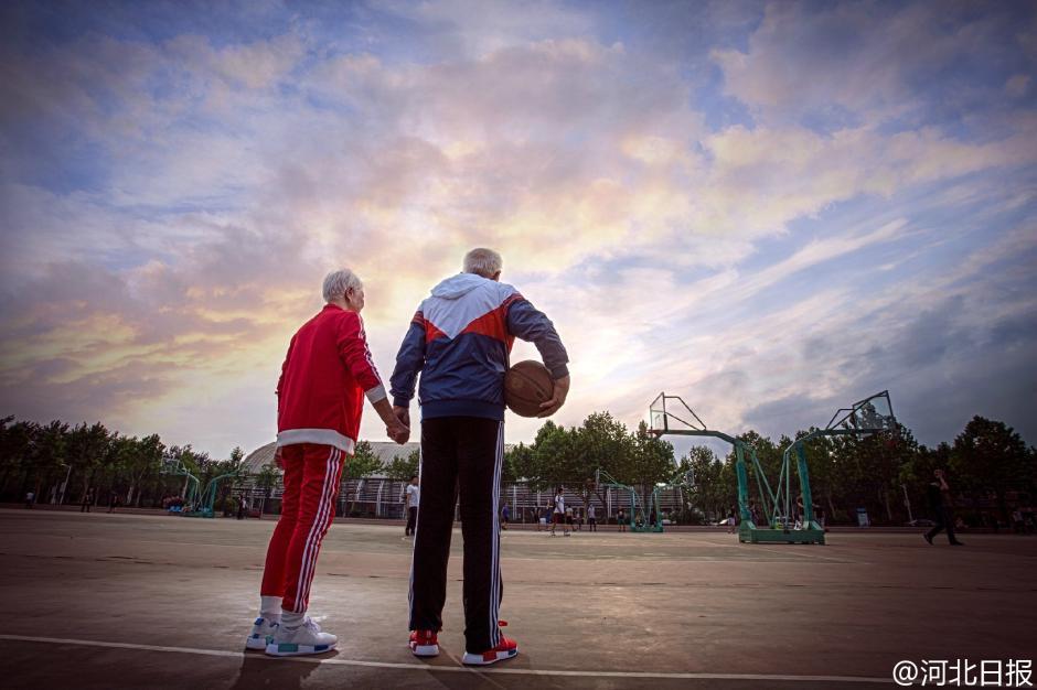 Pareja de 95 a?os celebran su 64°aniversario con una sesión de fotos a la moda