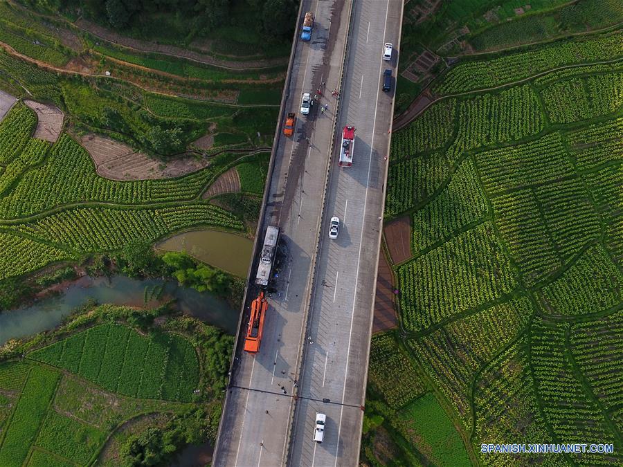 Vista aérea de la escena de un accidente en el condado de Yizhang, en la provincia central de Hunan, en China, el 26 de junio de 2016. Un incendio que redujo a un autobús turístico a una estructura carbonizada el domingo por la ma?ana ha provocado la muerte de al menos 35 personas, incluidos dos ni?os, en la provincia central china de Hunan, confirmaron las autoridades locales. El accidente se produjo hacia las 10:20 horas, cuando el autobús chocó contra las barreras de protección en una autopista de Yizhang. (Xinhua/Long Hongtao)