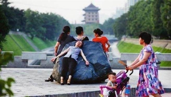 Varias mujeres se acuestan sobre piedras para curar sus enfermedades