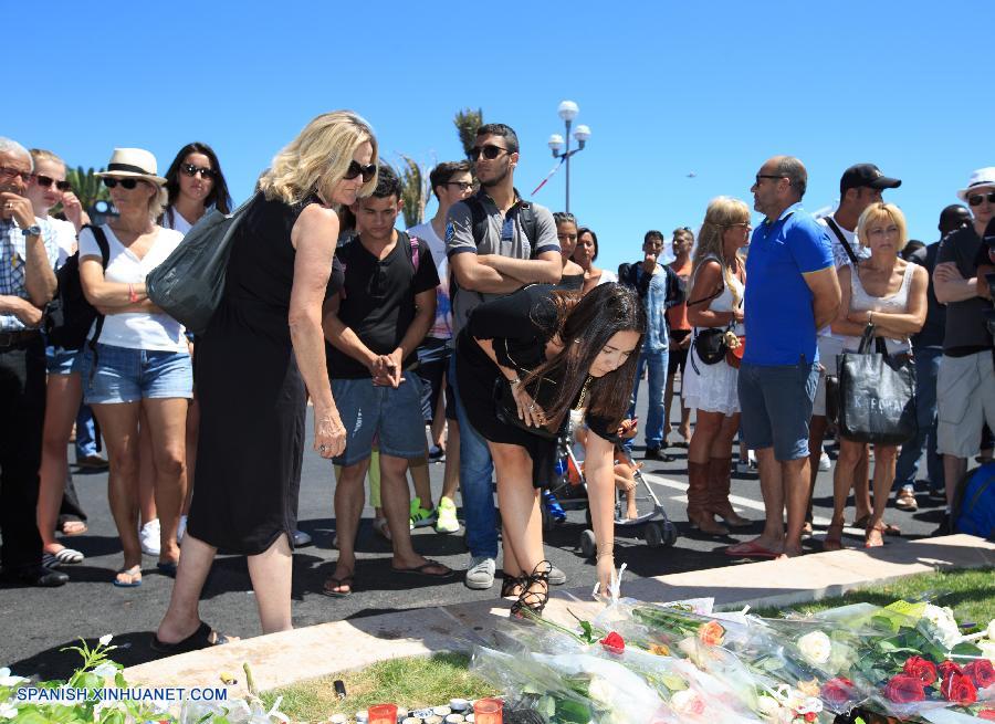 NIZA, julio 15, 2016 (Xinhua) -- Personas colocan flores en una ofrenda en memoria de las víctimas del ataque de un camión que embistió contra la multitud durante las celebraciones de la toma de la Bastilla en la ciudad de Niza, Francia, el 15 de julio de 2016. El fiscal de la república francesa, Francois Molins, anunció el viernes en conferencia de prensa que 84 personas murieron, incluyendo a 10 ni?os y adolescentes, durante el ataque terrorista del jueves por la noche en Niza. Un total de 202 personas resultaron lesionadas, dijo Molins, quien agregó que 52 de ellas se encuentran en estado crítico. (Xinhua/Xu Jinquan)