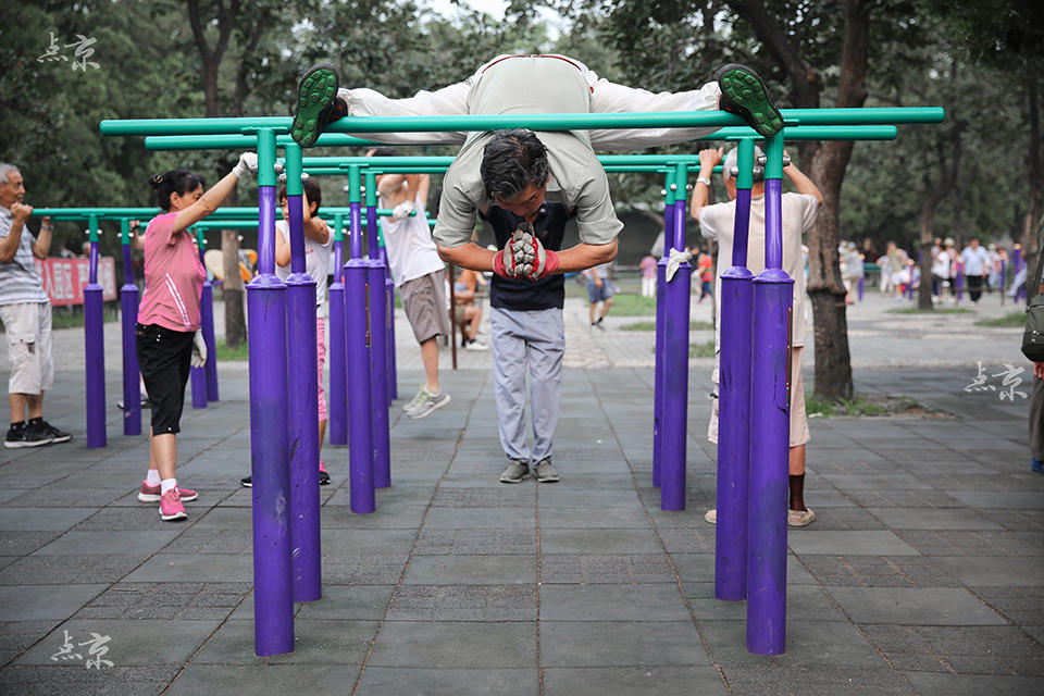Los abuelitos del “kung fu” muestran sus habilidades en el parque
