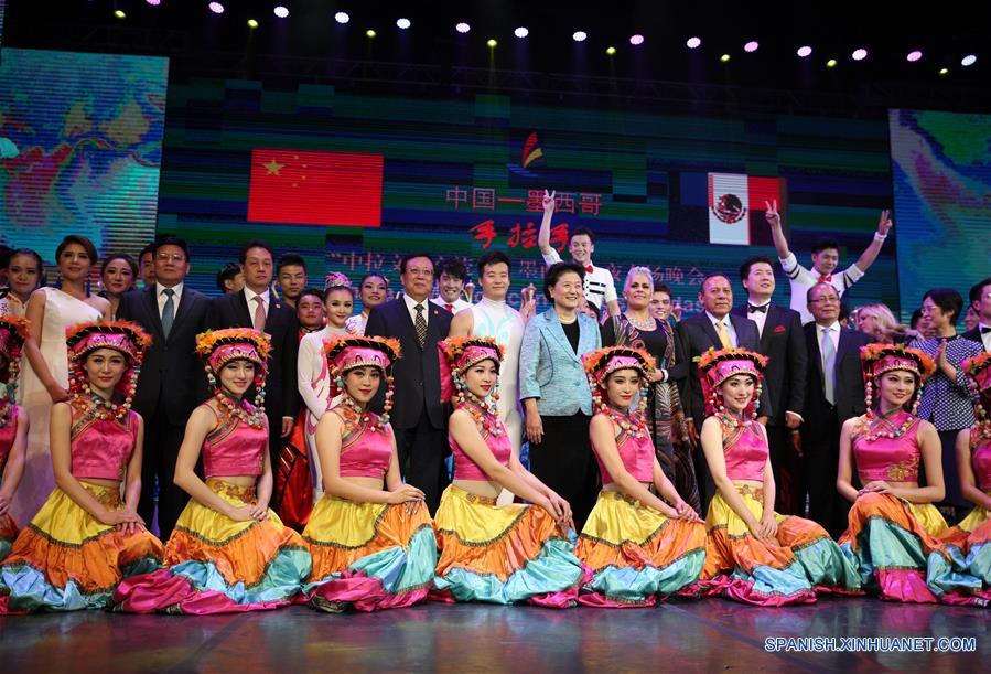La viceprimera ministra de China, Liu Yandong (7-i, segunda fila), posa con intérpretes luego de asistir a un espectáculo para celebrar el A?o de Intercambio Cultural China-América Latina en 2016, en la Ciudad de México, México, el 9 de agosto de 2016. (Xinhua/David de la Paz)
