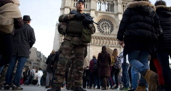 La policía francesa encuentra un coche cargado con bombonas de gas cerca de Notre Dame