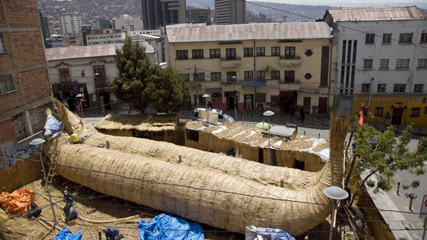 Aventurero intentará hacer la travesía más larga en una balsa rústica