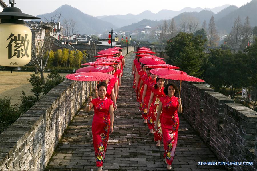 Imagen del 30 de diciembre de 2016 de mujeres portando Qipao, o cheongsam, en un desfile de modas sobre una antigua muralla para saludar el próximo A?o Nuevo, en el condado de Xixian, provincia de Anhui, en el este de China. (Xinhua/Wu Sunmin)