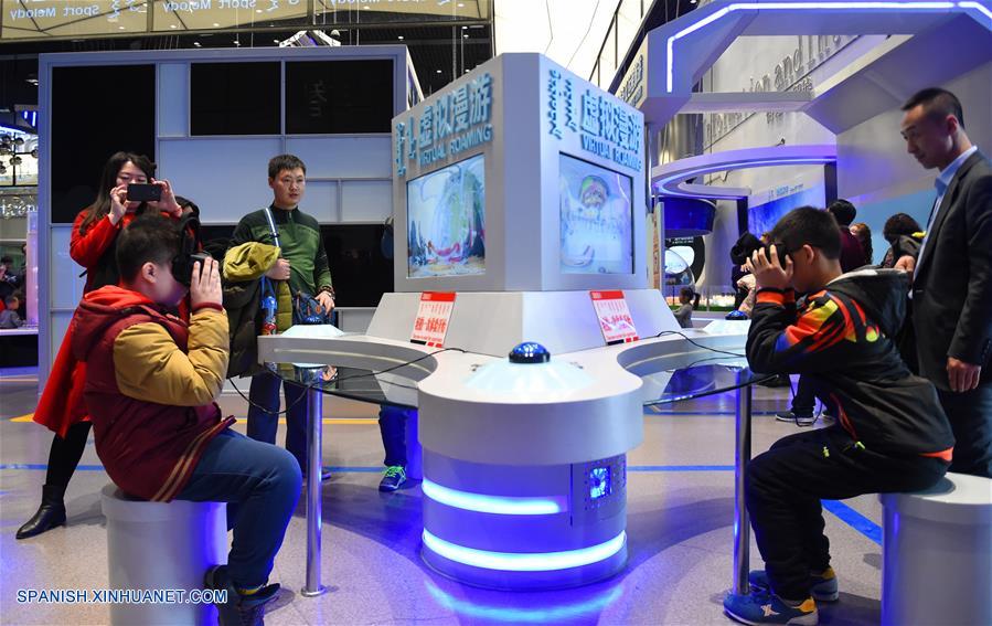 Residentes prueban unos lents de realidad virtual, en el Museo de Ciencia y Tecnología de Mongolia Interior en Hohhot, capital de la región autónoma de Mongolia Interior, en el norte de China, el 31 de enero de 2017. El museo de ciencias comenzó a recibir visitantes el martes, el quinto día de las vacaciones del A?o Nuevo Lunar chino. (Xinhua/Deng Hua)