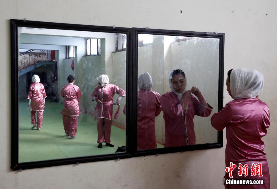 Varias chicas afganas crean un grupo de artes marciales