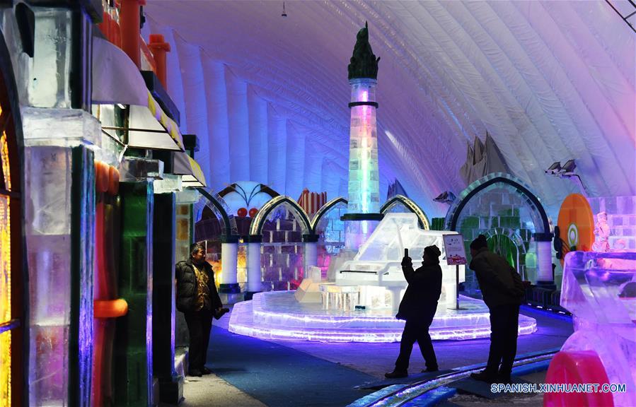 Personas visitan el Parque Temático Mundo de Nieve en Harbin, capital de la provincia de Heilongjiang, en el noreste de China, el 5 de marzo de 2017. El paruqe, que abrió el domingo, fue construido dentro de una membrana inflable, ocupando 6,000 metros cuadrados y puede mantener su temperatura interior de menos 7 grados centígrados todo el a?o. (Xinhua/Wang Jianwei)