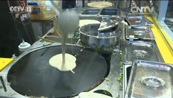 Un jian bing tradicional se hace vertiendo la masa sobre una plancha redonda del hierro. [Foto / CCTV]