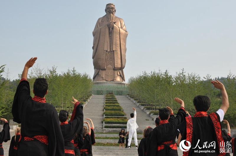 Estudiantes extranjeros experimentan la cultura tradicional china en Shandong