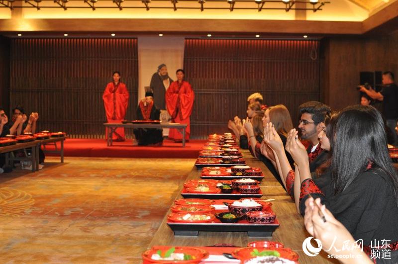 Estudiantes extranjeros experimentan la cultura tradicional china en Shandong