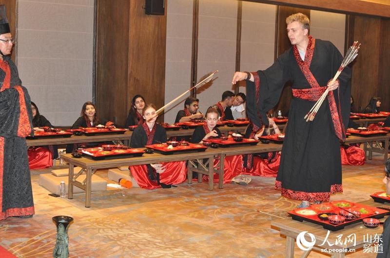 Estudiantes extranjeros experimentan la cultura tradicional china en Shandong